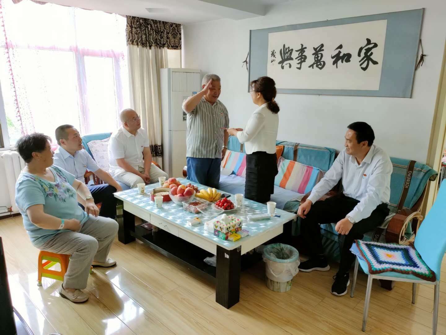 慰問老干部.jpg