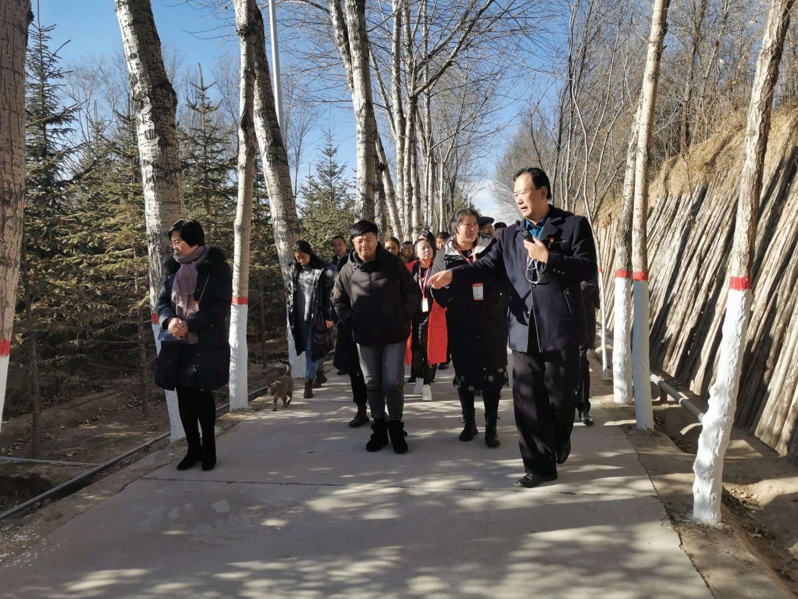 在尕布龍教育基地參觀.jpg