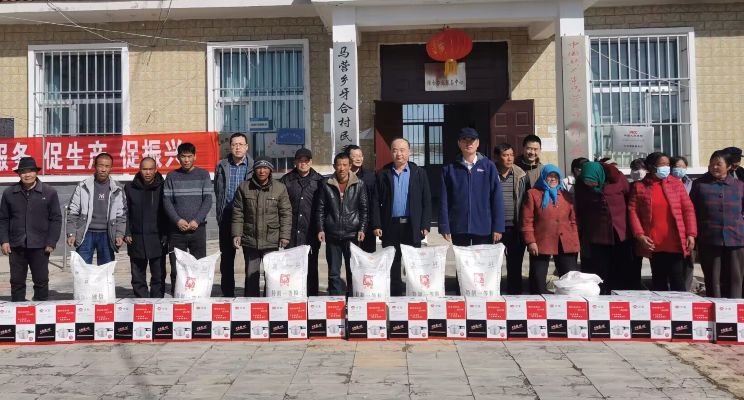 集團公司組織人員到聯點村慰問.jpg