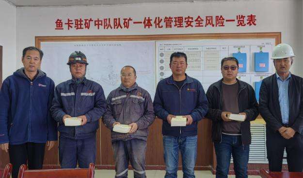 集團公司黨委專職副書記苑鋼代表集團公司前往海西項目部開展“送書上門”活動。.jpg