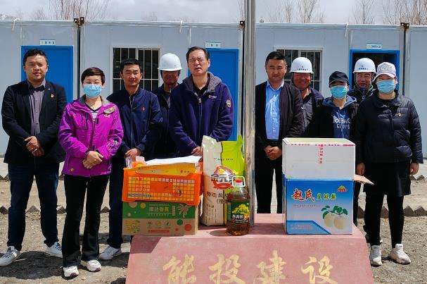集團公司黨委專職副書記苑鋼代表集團公司慰問海西項目部員工.jpg