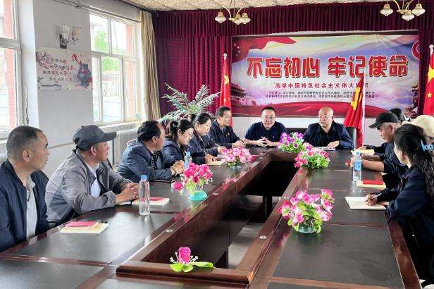 集團公司為老干部開展“送書送學”活動.jpg