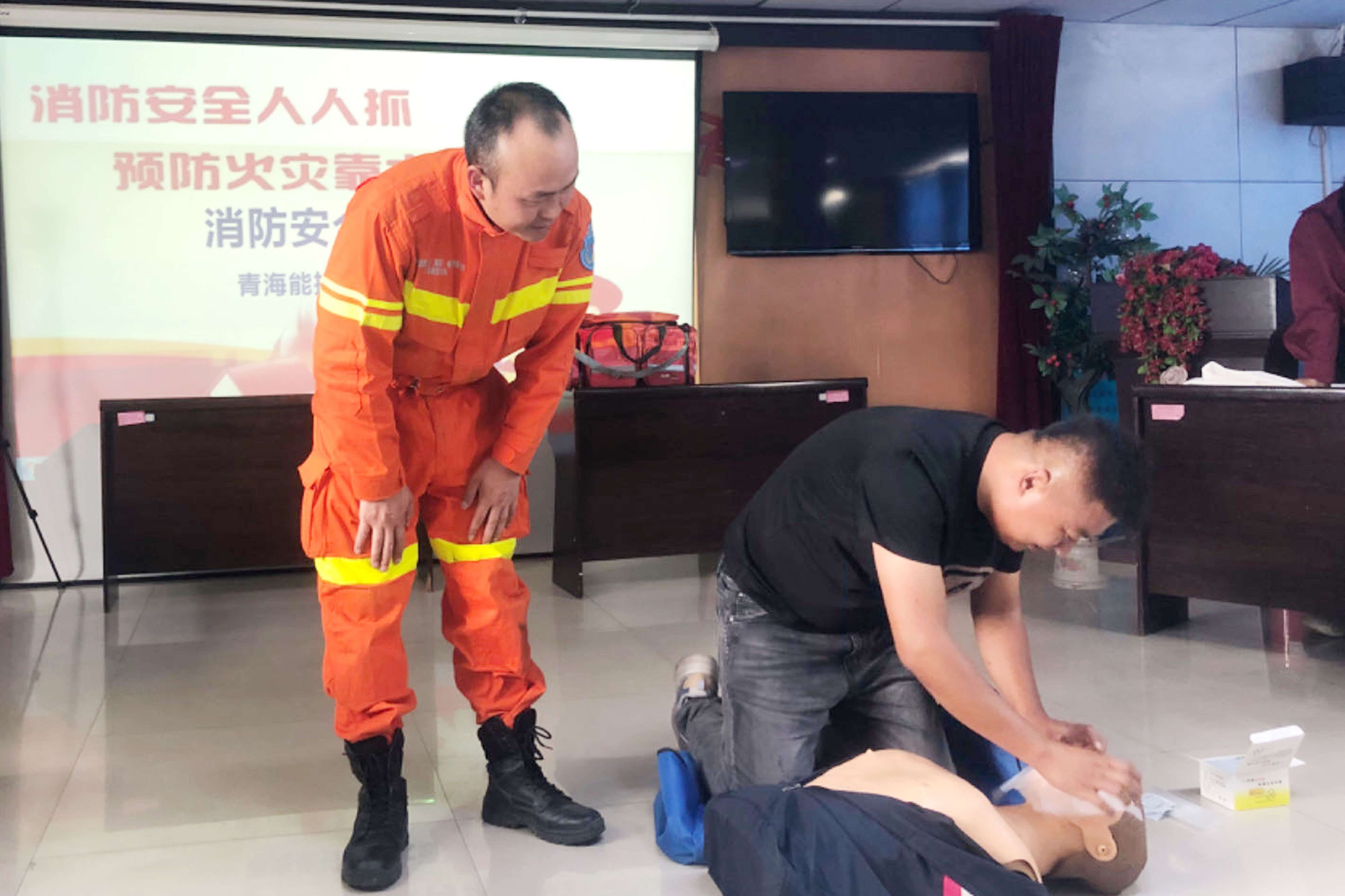 大通事業部邀請國家應急救援隊青海隊教官為各商鋪、場地承租人、事業部員工開展消防安全教育培訓.jpg